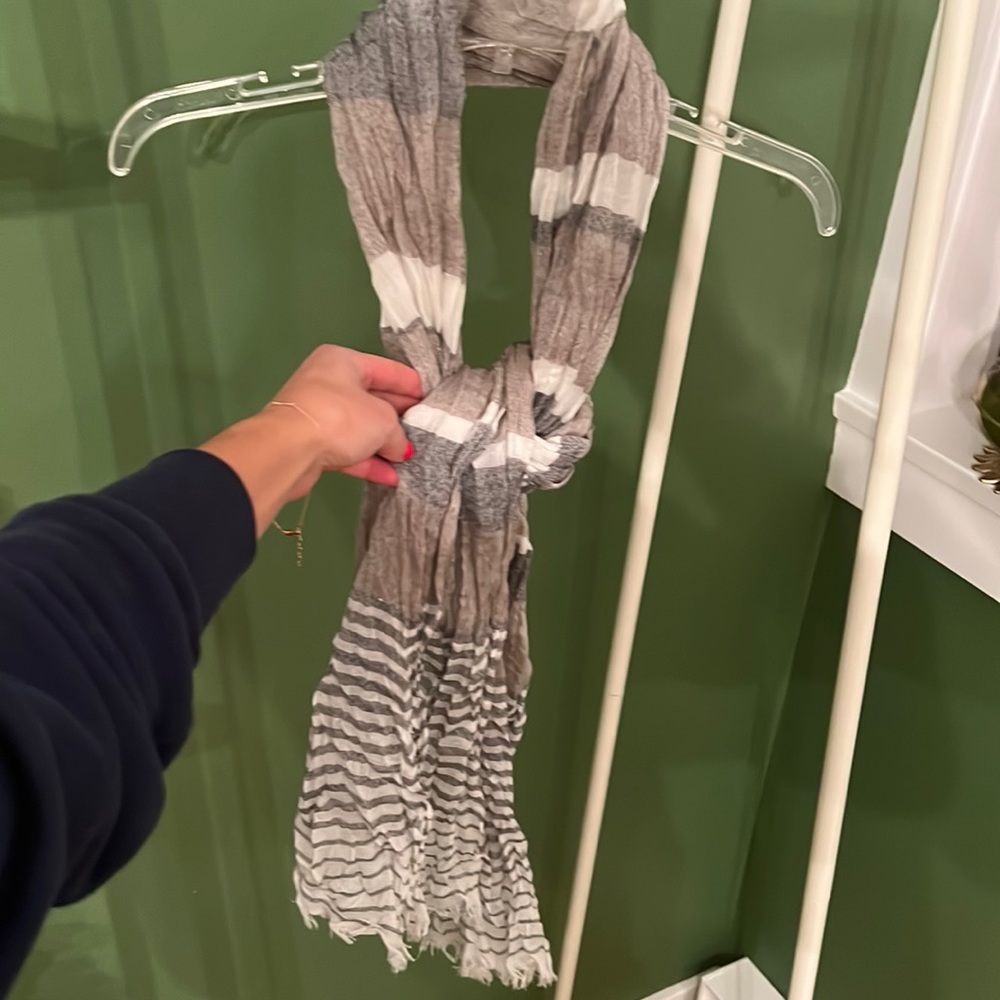 Lightweight neck scarf / thin shall. PERFECT FOR ALL SEASONS!